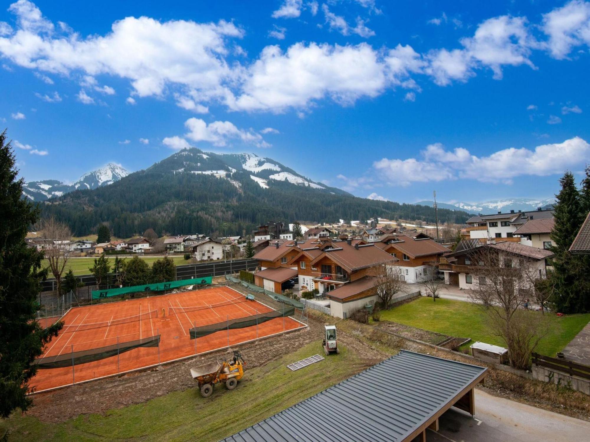 Apartamento Luxury Penthouse With Balcony Ski Storage Carport Lift Brixen im Thale Exterior foto