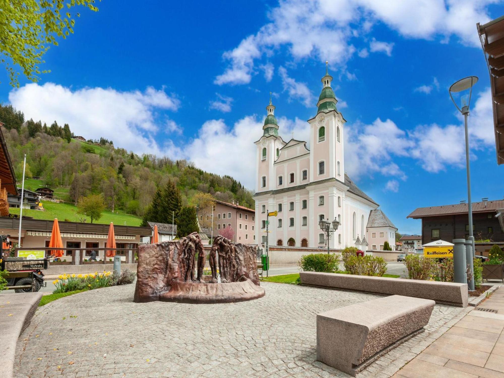 Apartamento Luxury Penthouse With Balcony Ski Storage Carport Lift Brixen im Thale Exterior foto