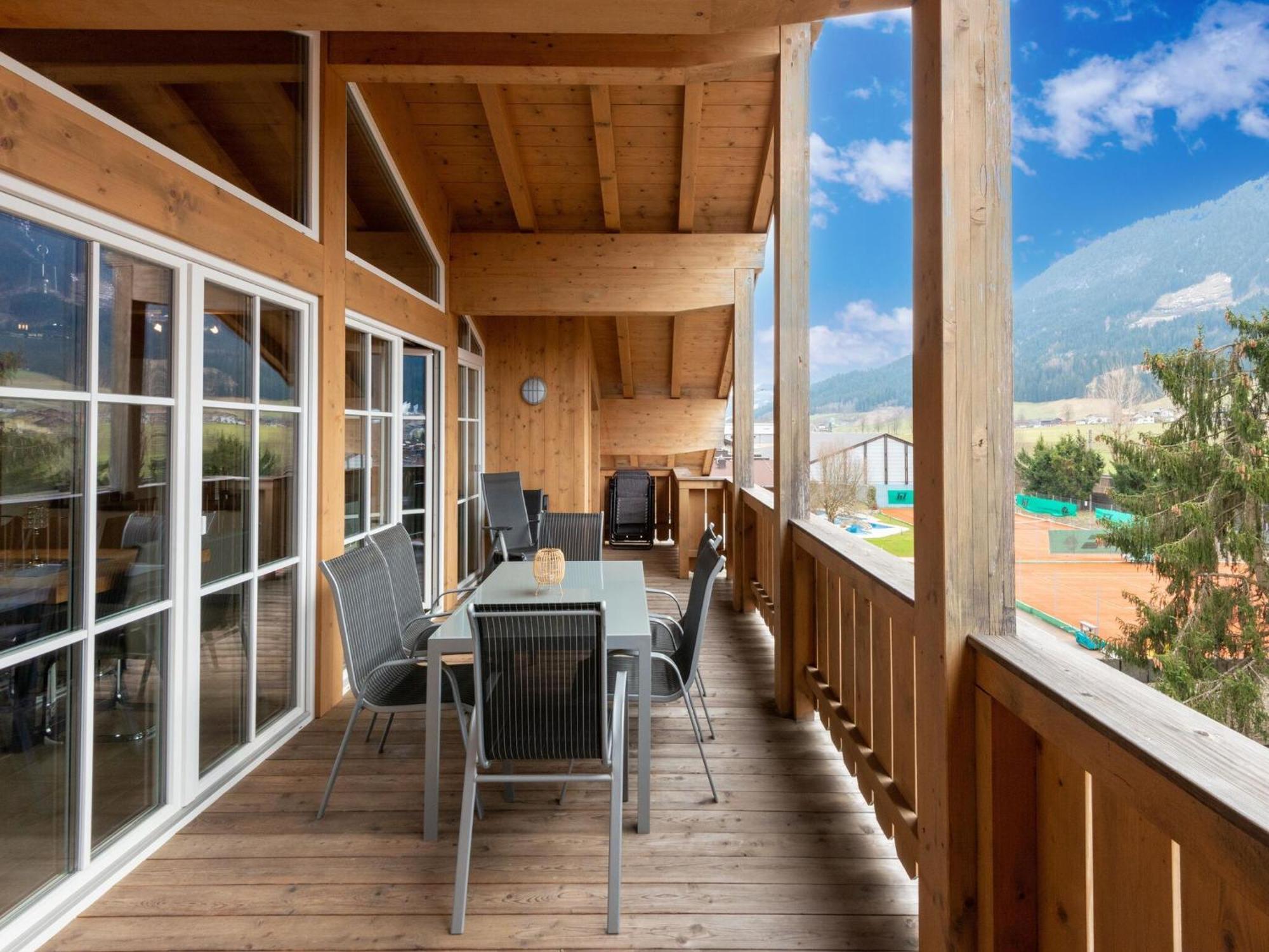 Apartamento Luxury Penthouse With Balcony Ski Storage Carport Lift Brixen im Thale Exterior foto