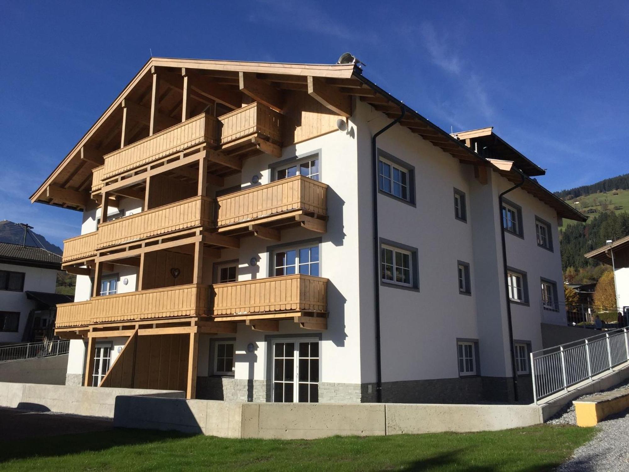 Apartamento Luxury Penthouse With Balcony Ski Storage Carport Lift Brixen im Thale Exterior foto