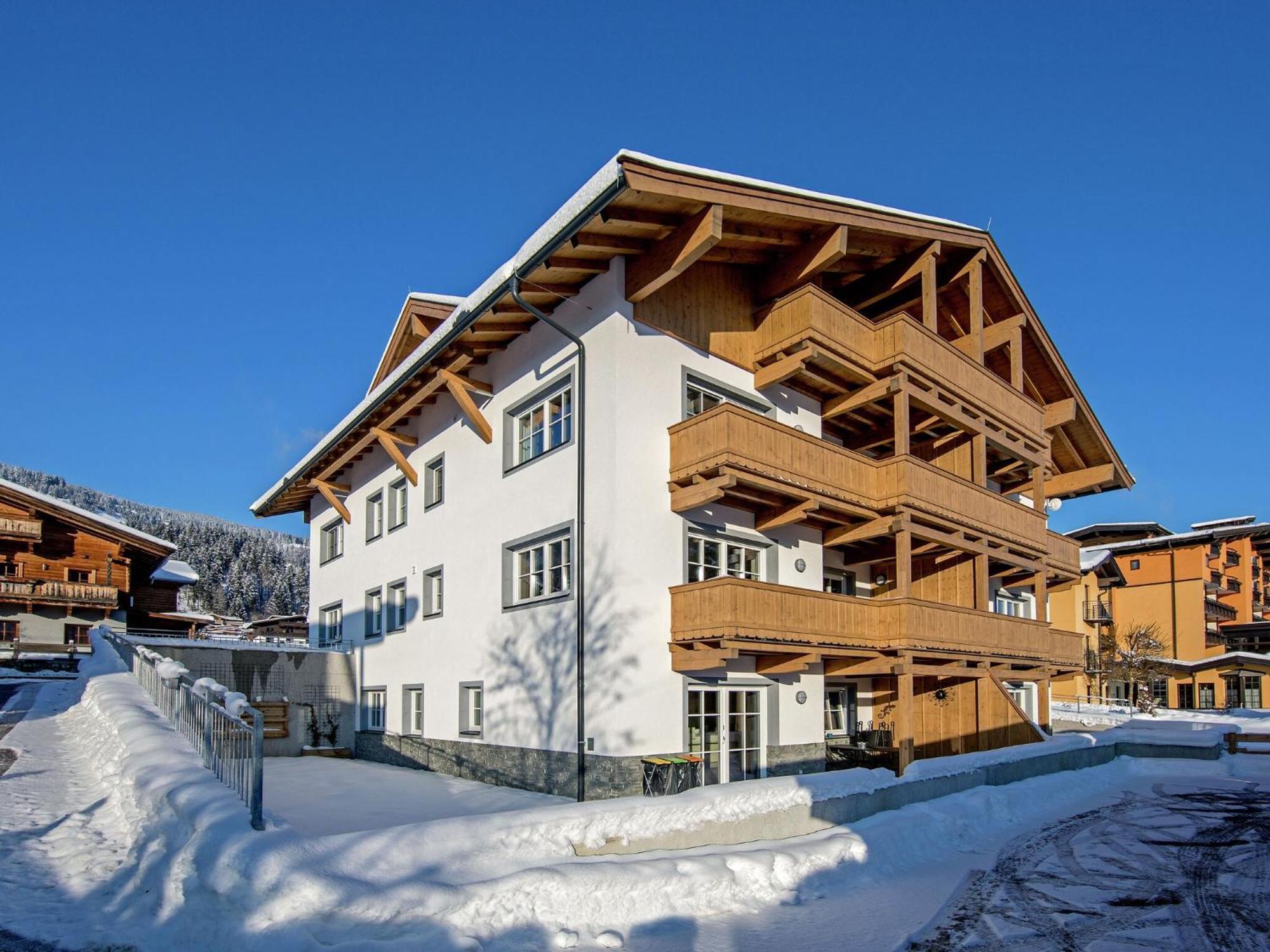 Apartamento Luxury Penthouse With Balcony Ski Storage Carport Lift Brixen im Thale Exterior foto